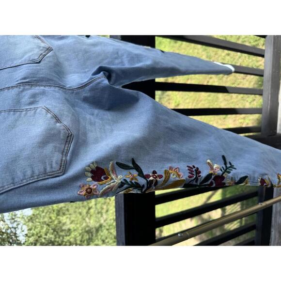 Sandpiper Petite Embroidered Light Denim Jeans Size 4P - Picture 7 of 7
